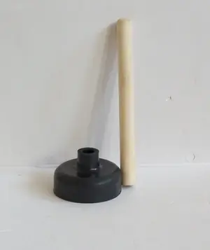 Вантуз с длинной деревянной ручкой