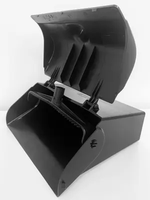 Совок с откидной крышкой SYR пластиковый черный (артикул производителя S0354000)